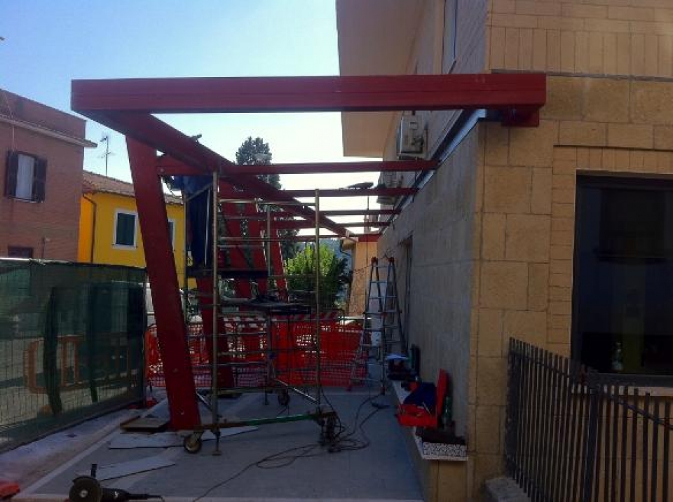 Strutture in ferro certificate realizzate a Roma da NDC Carpenteria - pensilina Comune Morlupo